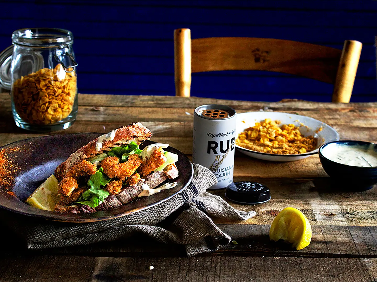 Gegrilltes Brot als Sandwich belegt, mit Cornflakes panierte Haehnchenstuecke, Salat und koestlichen Dip, verfeinert mit dem Gewuerzsalz nach Cajun Art, 100g, vegan und vegetarisch in der attraktiven Streudose