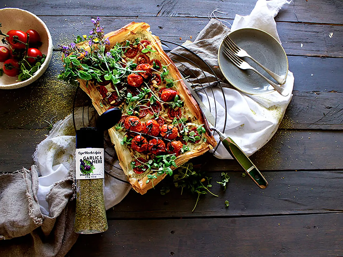 Tomate, Pinienkerne Blätterteig Pizza gewürzt mit Knoblauch und Kraeuter Gewuerzsalz 270g im geeigneten Streuer