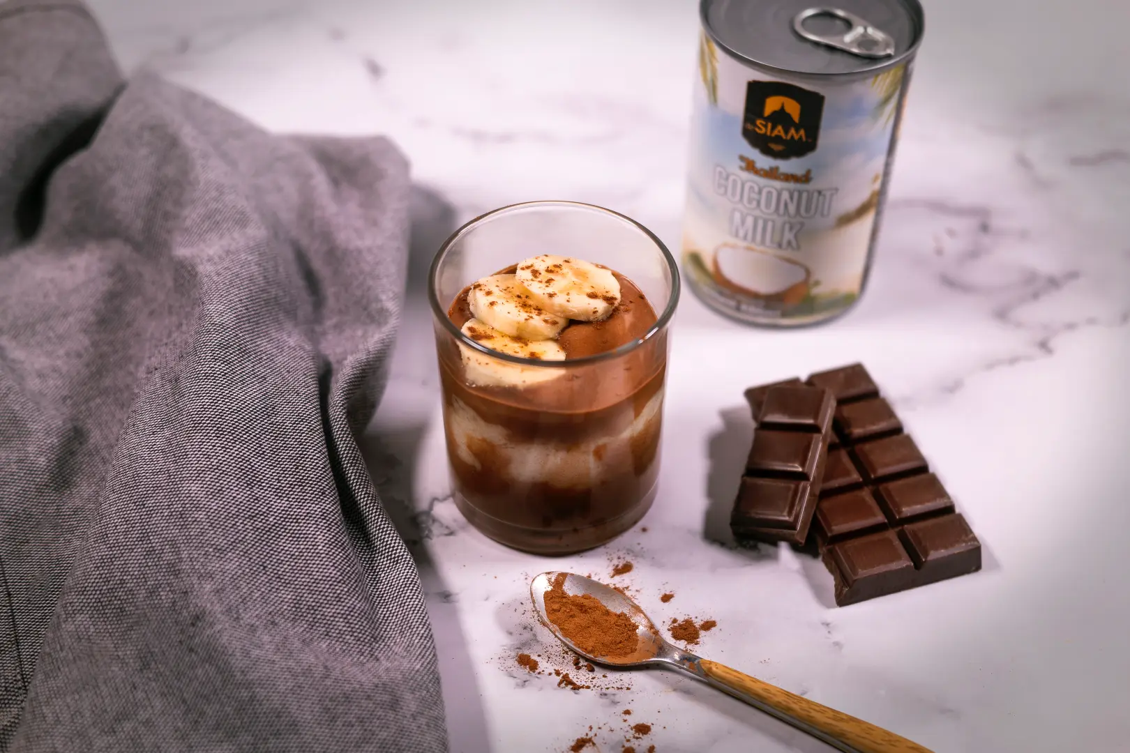 Heiße Schokolade mit Kokosnuss Milch, Banane, Kakaopulver, Schokolade