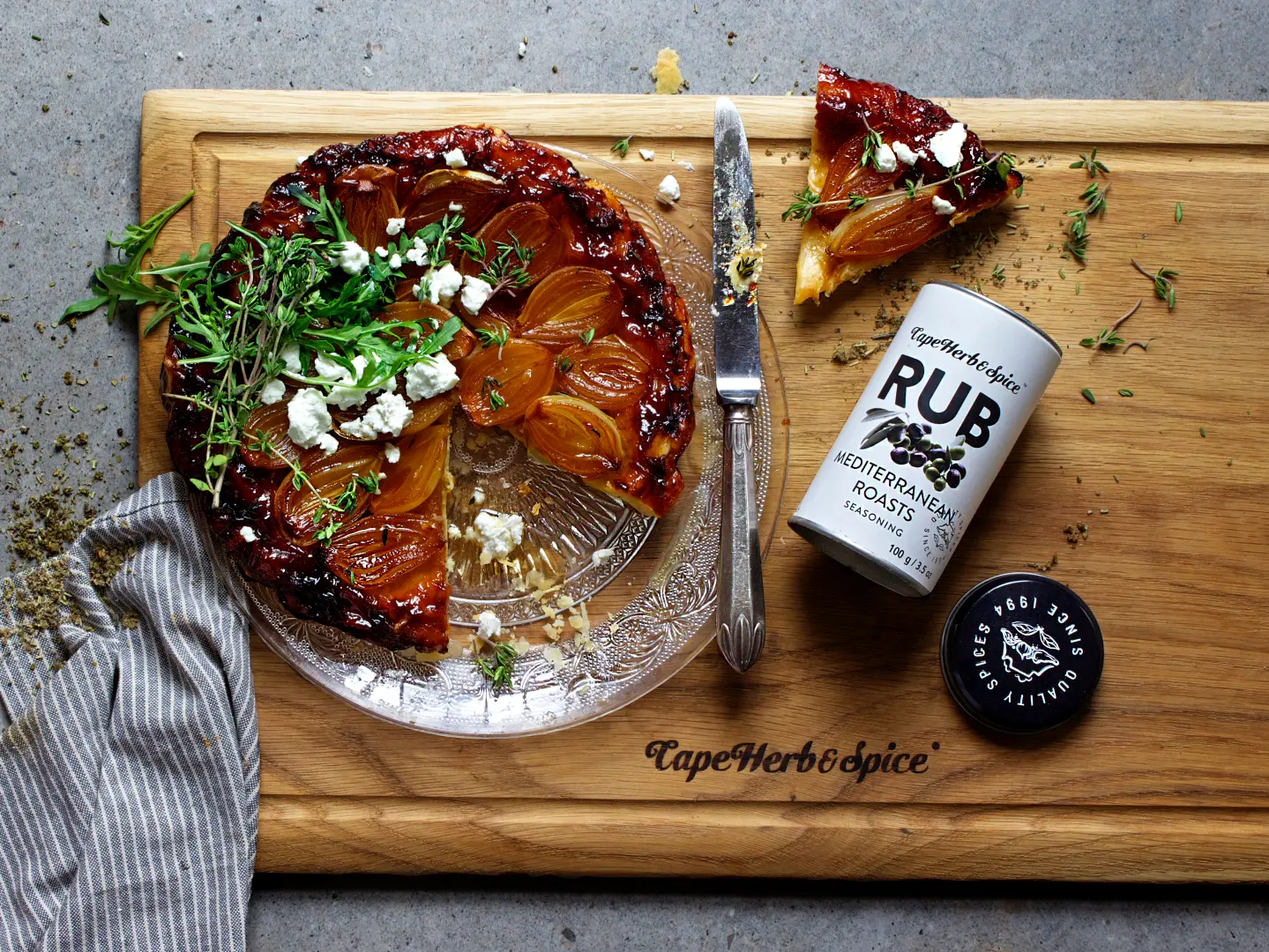Zwiebelkuchen als Topping Rucola, Kraeuter und Feta verfeinert mit dem Gewürzsalz mediterrane Art 100g in der attraktiven Streudose