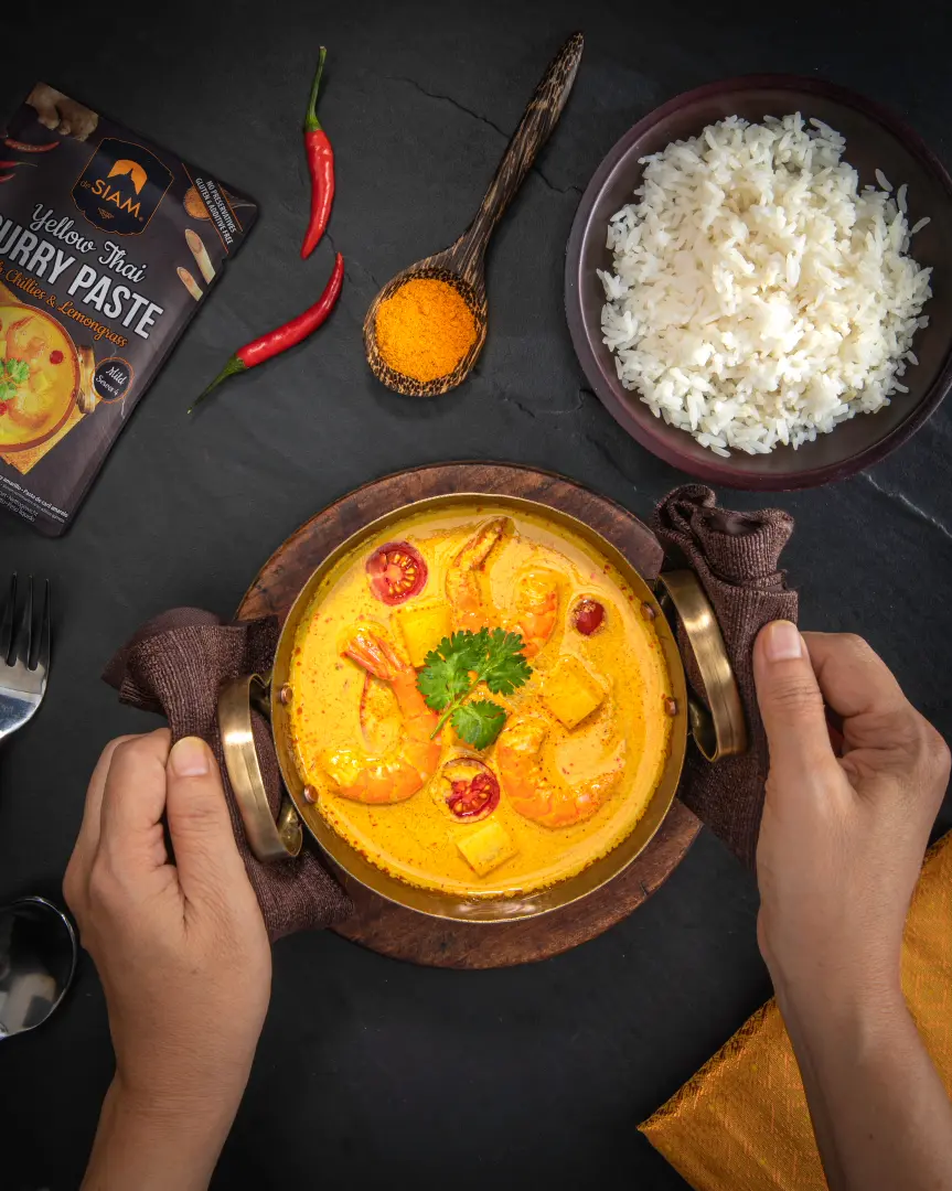 Reis mit gelben Thai Curry, Garnelen, Tomate, Tofu und Chili