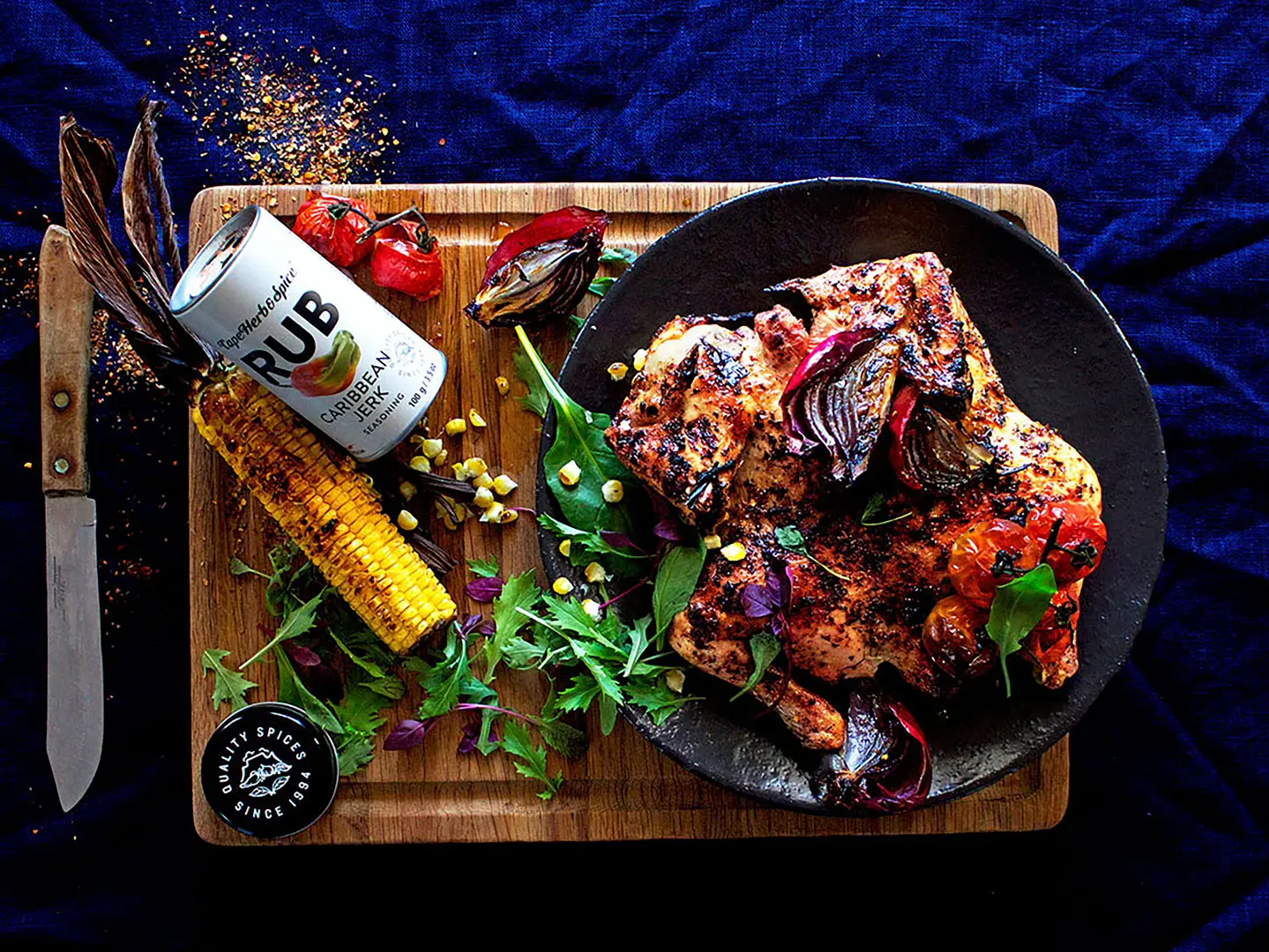 Knuspriges Haehnchen mit Salat, geschmorter Zwiebel, Mais und Tomate, gewürzt mit dem Cape Herb Gewürzsalz Caribbean Jerk