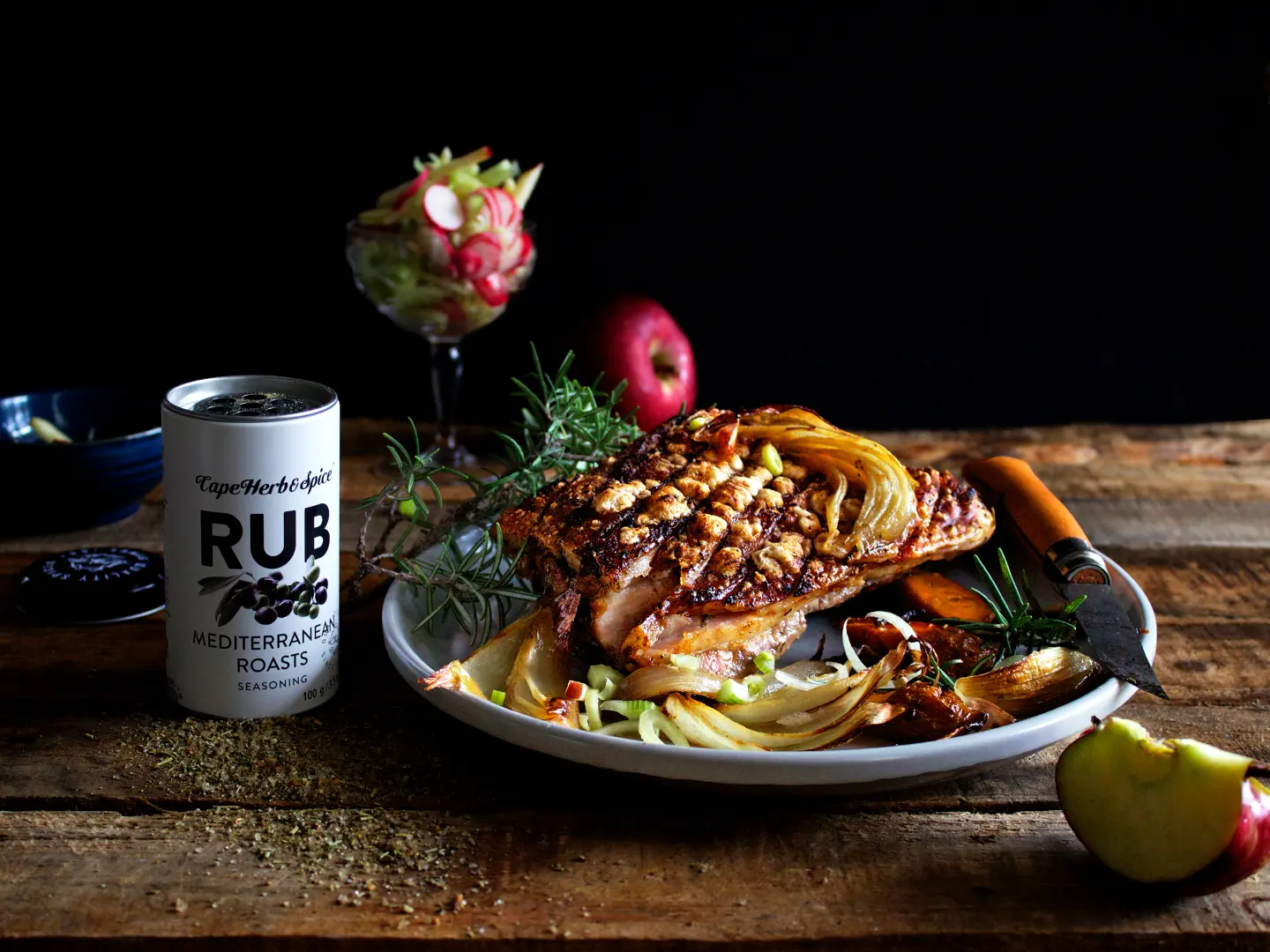 Krustenbraten dazu mediterranes Gemüse, dekoriert mit Thymian, Salat aus dem Stielglas, verfeinert mit dem Gewuerzsalz mediterrane Art 100g in der attraktiven Streudose