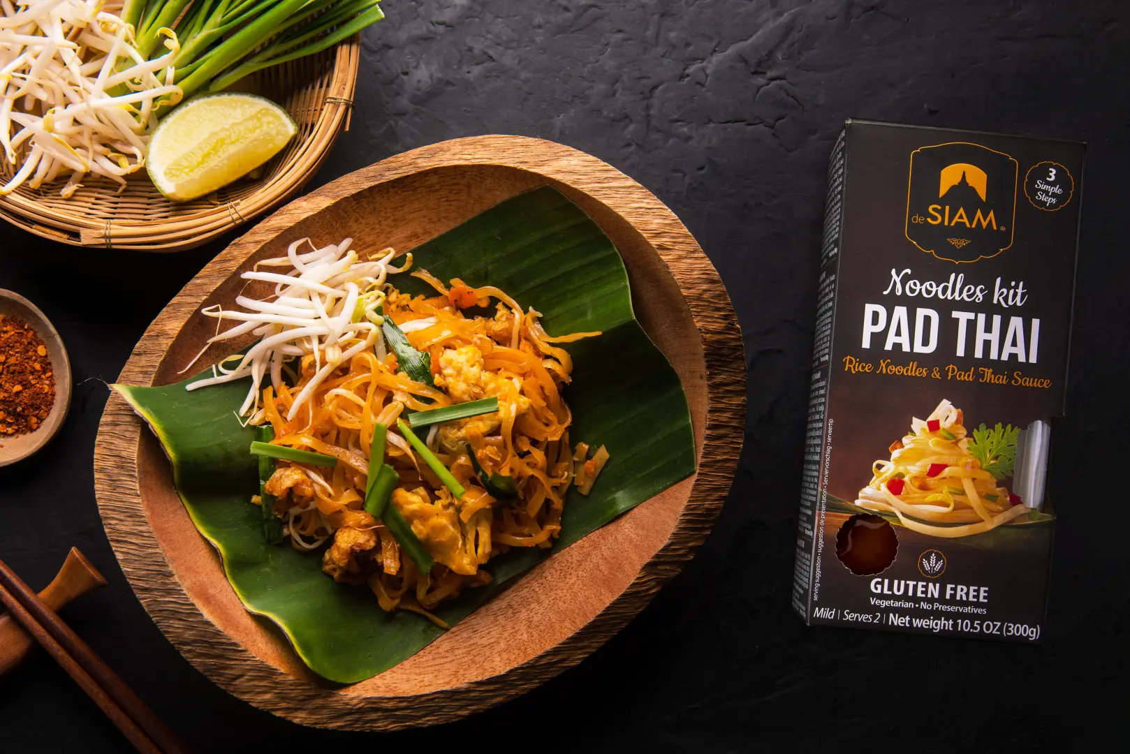 Thailändisches Nudelgericht mit Sprossen, Frühlingszwiebel, Limette, Chili