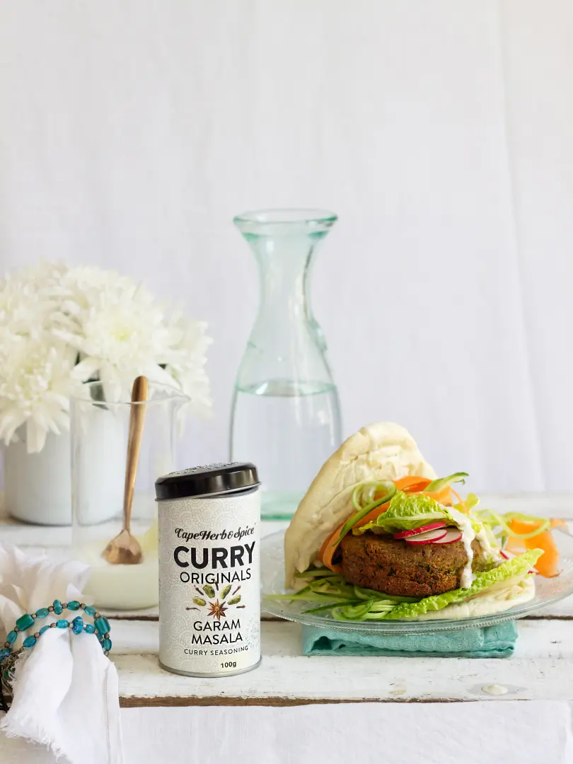 Pita Brot Burger mit Falafel, Salat, Radischen, Karotte, Gurke, dazu Dip und die Garam Massala Curry Gewürzzubereitung 100g  in der Dosierdose