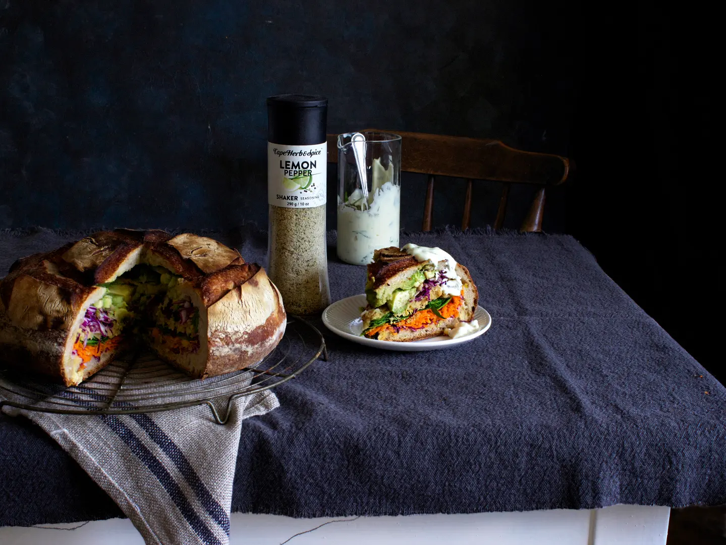 Salat Bowl gefüllt ins Brot verfeinert mit Zitronen Pfeffer Gewuerzsalz 290g im geeigneten Streuer