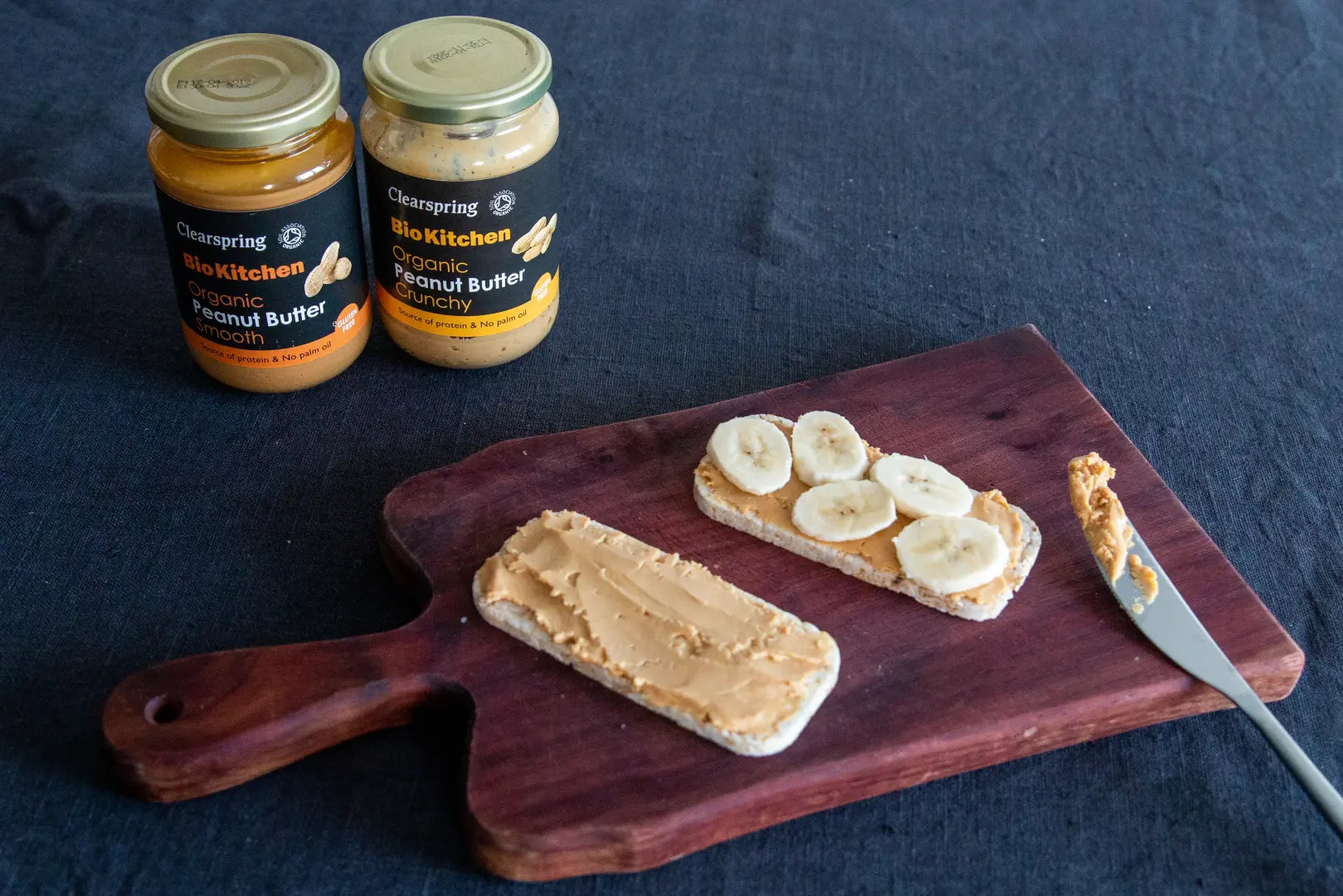 Knuspriger und cremiger Brotaufstrich, Erdnussbutter auf Reiswaffel Knäckebrot garniert mit Banane, zwei Vorratsgläser mit je 350g Inhalt