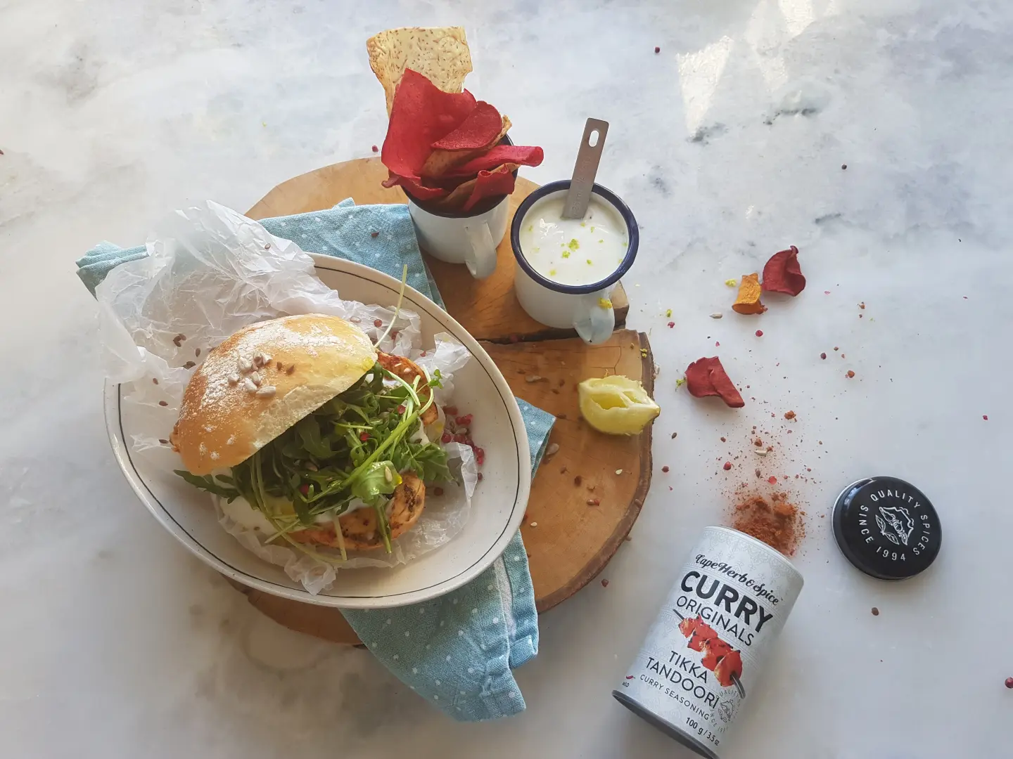 Burger mit Hähnchen und Rucola, Dip, Kräcker und dem Tikka Tandoori Curry Gewürzzubereitung 100g in der Dosierdose