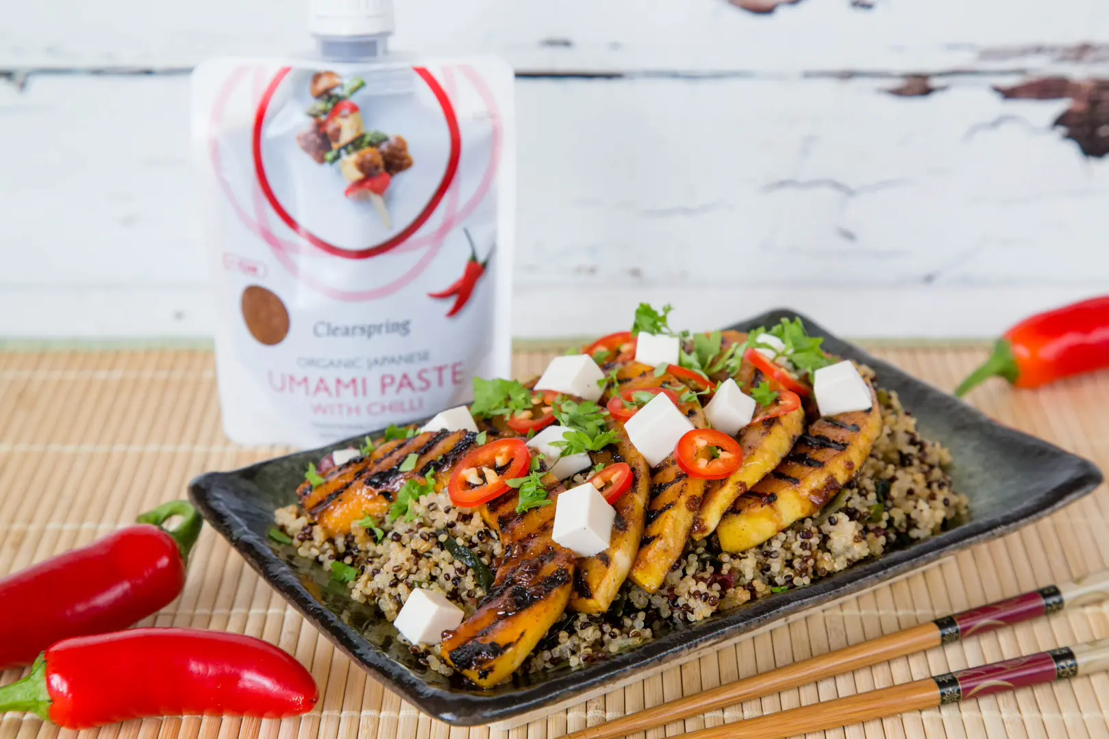 Gebratener Kürbis auf Quinoa, garniert mit Feta, Chilischoten und Rucola, verfeinert  mit der Fermentierte Umami Paste mit Sojasauce, Koji und Chili, BIO 150g