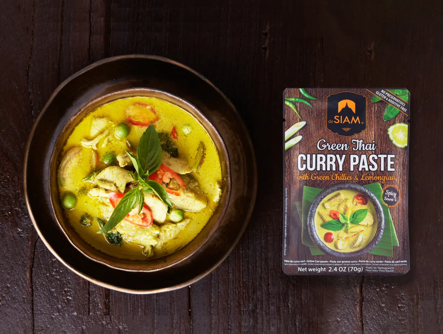 Grünes Thai Curry mit Hähnchen, Tomate, Erbsen, Chili, Basilikum