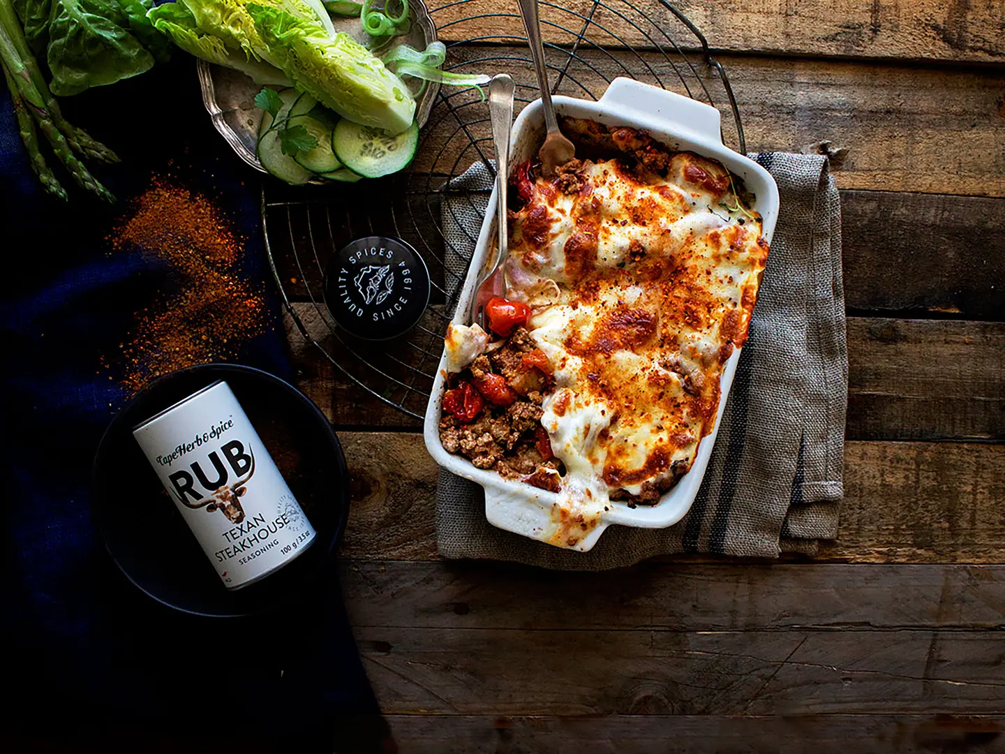 Auflauf mit Fleisch, Tomaten, Zweibel und Käse überbacken, verfeinert und gewürzt mit dem Gewürzsalz, Rub Mischung texanische Art, 100g aus der attraktiven Streudose