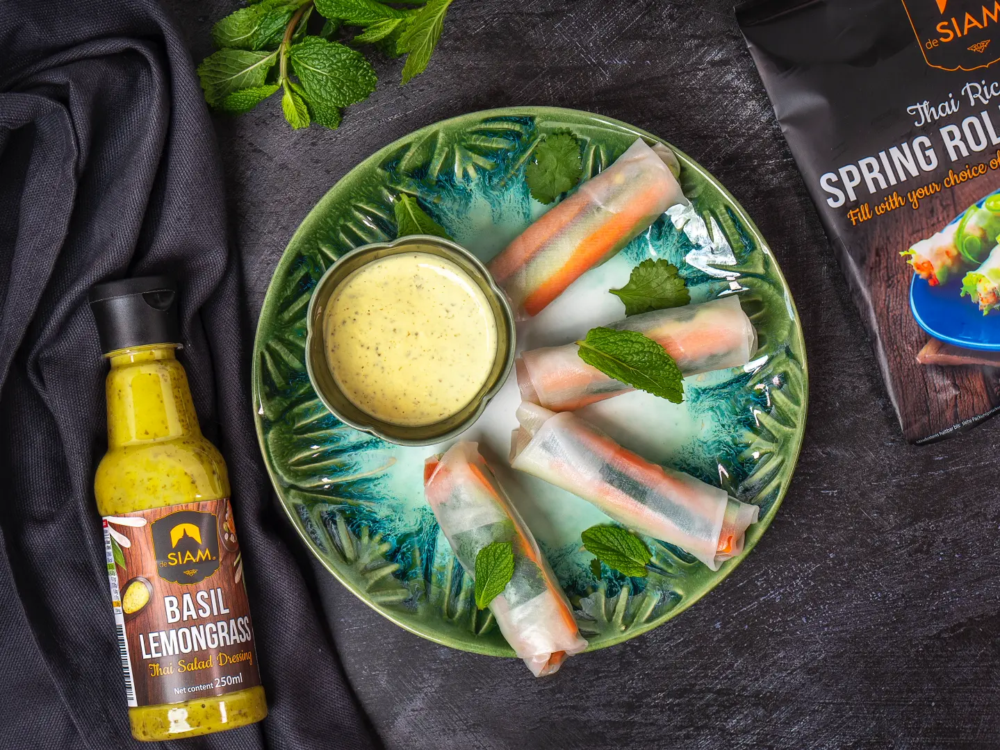 Frühlingsrollen mit Dip, garniert mit Zitronenmelisse