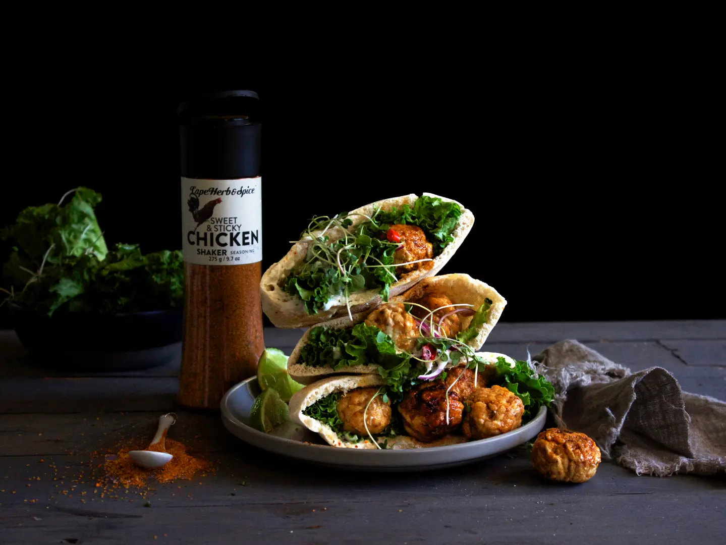 Gefuellte Pita Taschen mit Salat, Kresse, Chilli, roter Zwiebel und Haehnchen Frikadellen verfeinert mit dem Brathaehnchen Gewuerzsalz 275g aus dem Gewuerzstreuer