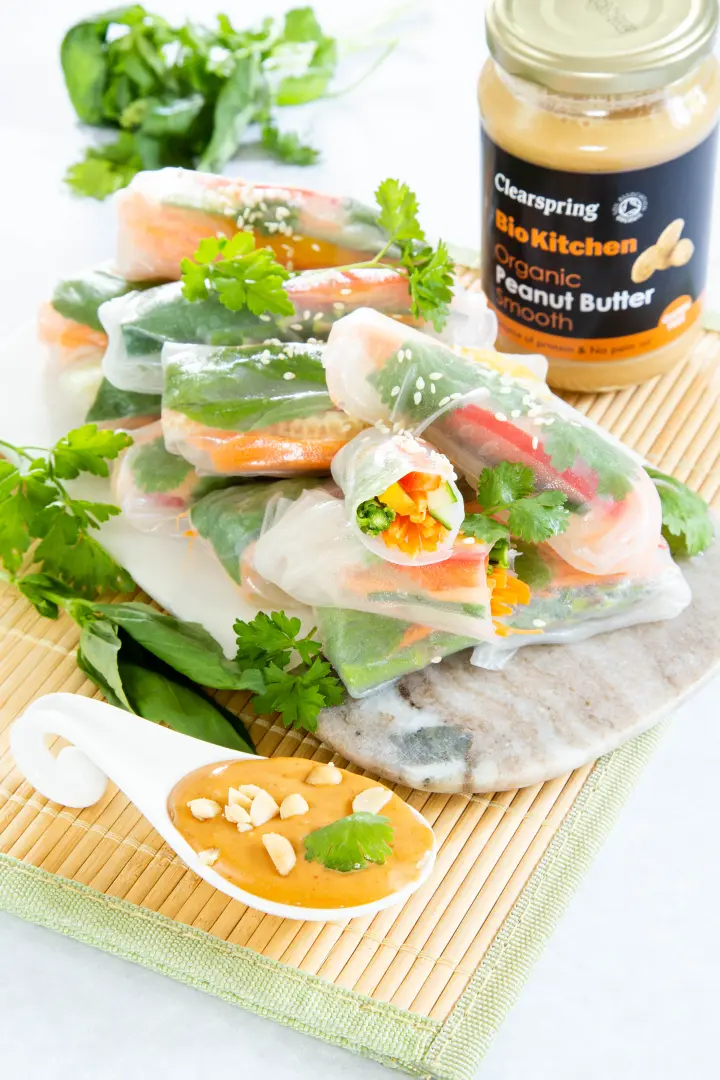 Vegetarische Frühlingsrollen serviert mit einer cremigen Erdnussbutter, 350g Peanut Butter, Smooth