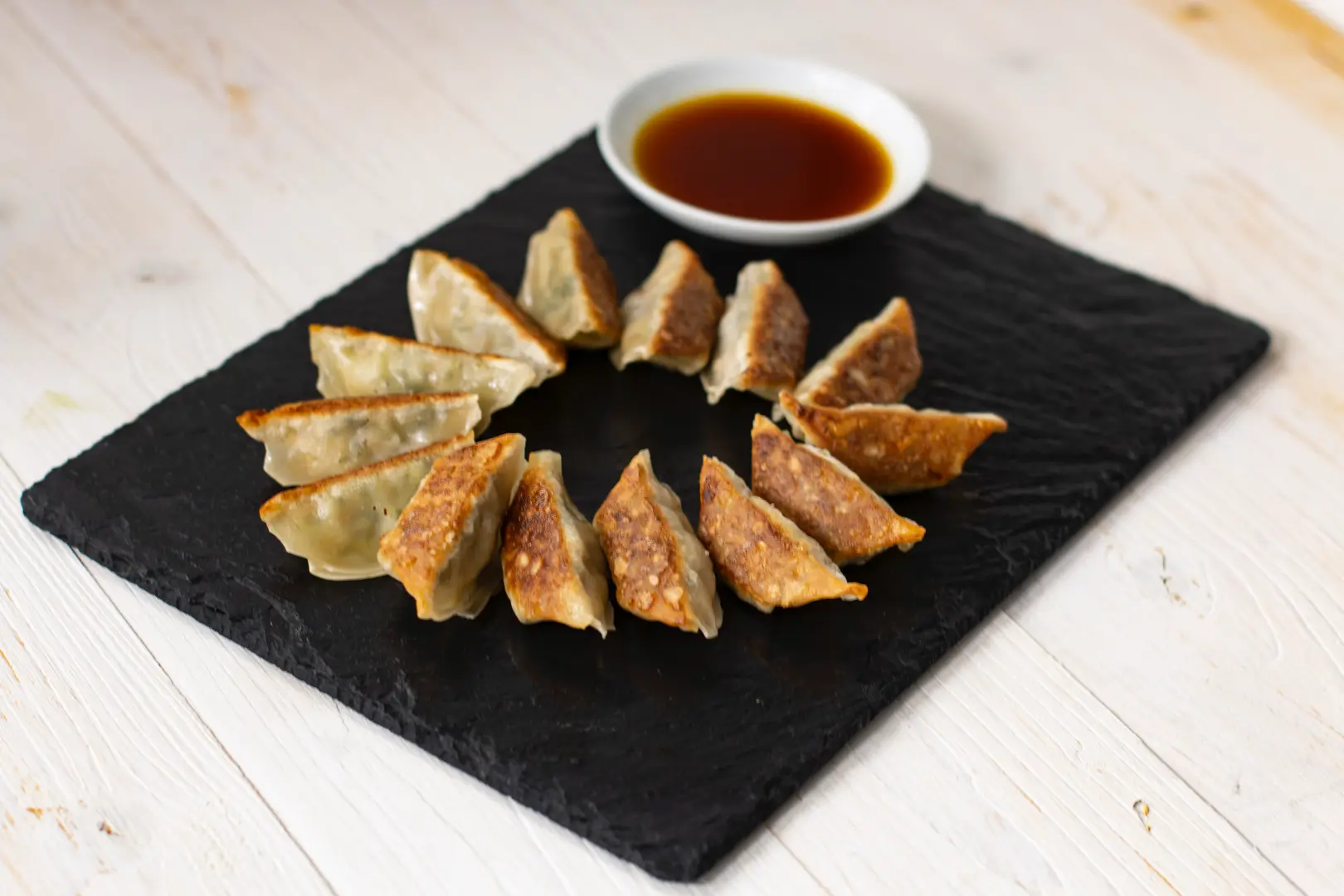 gefüllte dreieck Teigtaschen  mit Teriyaki Sauce zum Dippen