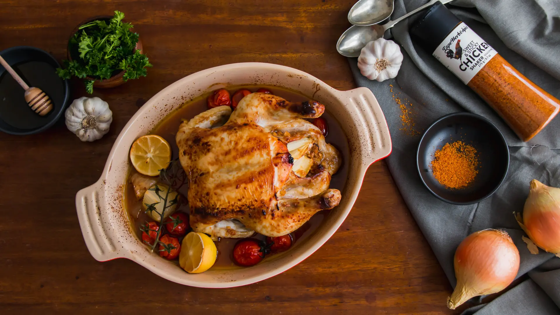 Brathaehnchen auf einem Tomate, Zwiebel, Zitronen Bett mariniert und verfeinert mit dem Brathaehnchen  Gewuerzsalz 275g aus dem Gewuerzstreuer